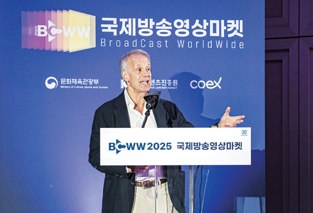 광고 기반 무료 콘텐츠 플랫폼인 FAST 개념을 처음 제시한 미국 TVREV의 창립자 앨런 월크가 16일 서울 강남구 코엑스에서 열린 ‘2025 국제방송영상마켓’에서 기조 연설을 하고 있다.  한국콘텐츠진흥원 제공