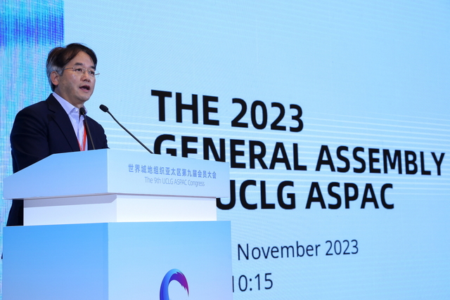 이동환 고양특례시장이 ‘2023 제9차 UCLG ASPAC 이우시 총회’에서 차기 총회 고양시 유치를 제안하고 있다. 고양시 제공