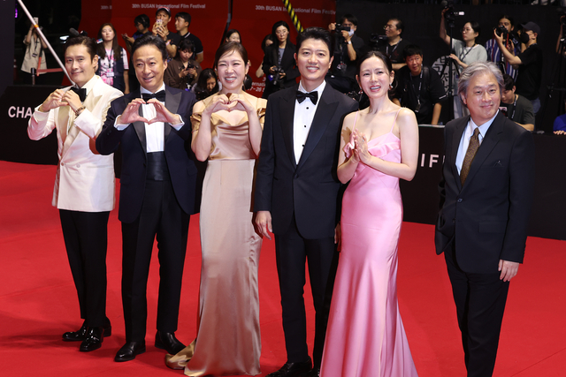 17일 부산 해운대구 영화의전당에서 열린 제30회 부산국제영화제(BIFF) 개막식 레드카펫 행사에 개막작 ‘어쩔수가없다’ 배우들과 감독이 포즈를 취하고 있다. 왼쪽부터 이병헌, 이성민, 염혜란, 박희순, 손예진, 박찬욱 감독. 연합뉴스