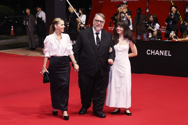 기예르모 델 토로 감독(가운데)이 17일 부산 해운대구 영화의전당에서 제30회 부산국제영화제(BIFF) 개막식 포토월에 참석하기 위해 레드카펫을 밟고 있다. 연합뉴스