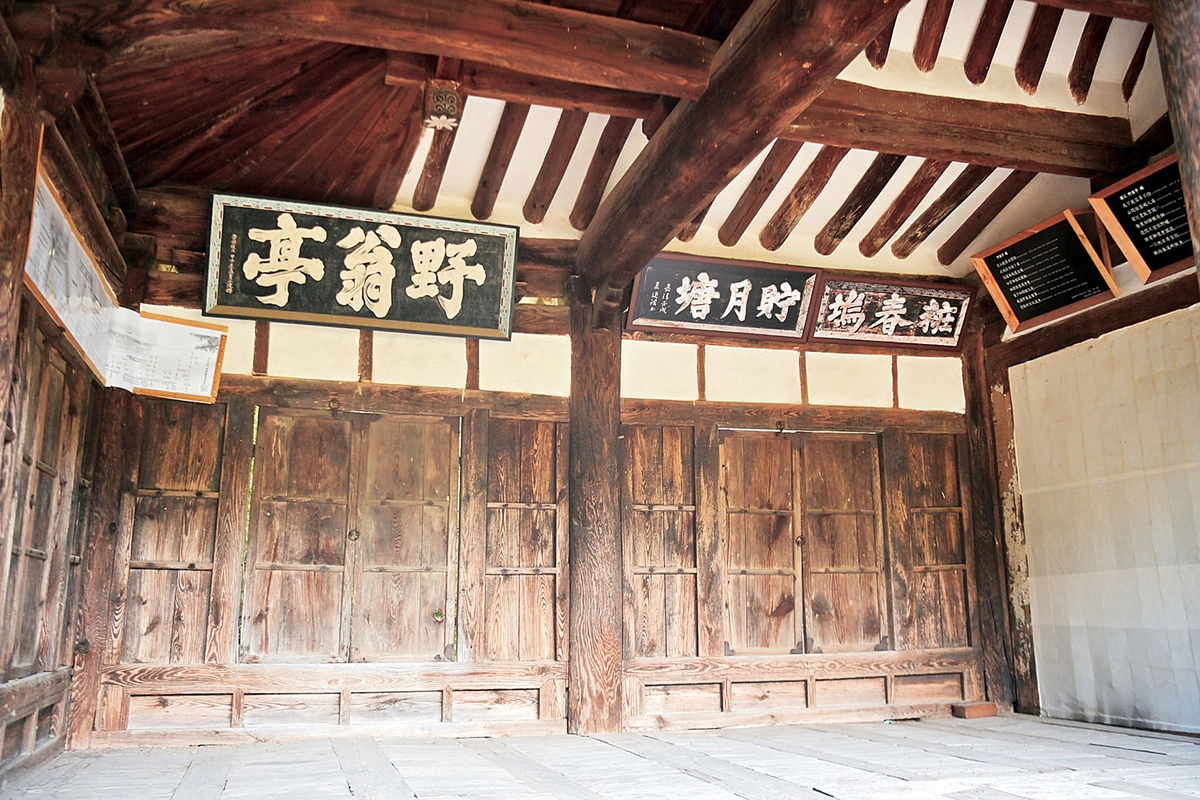 구천리의 정자 야옹정. 마루가 넓은 건, 풍류를 즐기기보다 제자를 가르치는 데 힘썼다는 증거다.