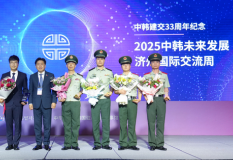 제주특별자치도는 지난 16일 제주시 한라컨벤션센터에서 ‘2025 한·중 미래발전 제주국제교류주간’ 행사를 열고 지난 5월 제주 어선 구조에 공헌한 중국 해경 대원 4명에게 명예 도민증을 수여했다. 제주도 제공