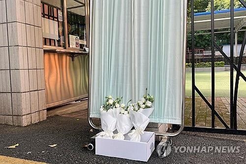 지난해 9월 중국 선전 일본인학교에 놓인 꽃. 로이터 연합뉴스