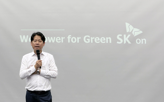 박기수 SK온 미래기술원장이 17일 한양대에서 ‘정해진 미래, 앞으로 나아가는 우리’를 주제로 한 배터리 업계가 나아가야 할 길에 대한 특강을 진행하고 있다. SK온 제공