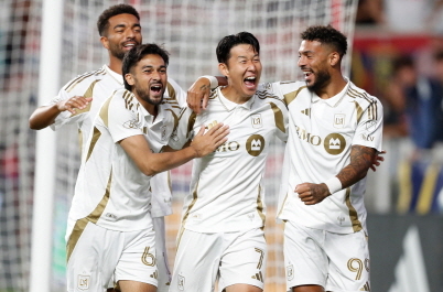 LA FC의 손흥민(가운데)이 18일(한국시간) 미국 유타주 샌디 아메리카 퍼스트 필드에서 열린 MLS 정규리그 원정경기에서 골을 터트린 뒤 동료들의 축하를 받고 있다. AFP 연합뉴스