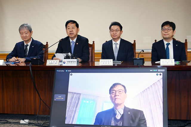 18일 오전 서울 중구 은행회관에서 열린 ‘확대 거시경제금융회의(F4회의)’에서 구윤철(왼쪽 두 번째) 부총리 겸 기획재정부 장관이 모두 발언을 하고 있다.  윤성호 기자