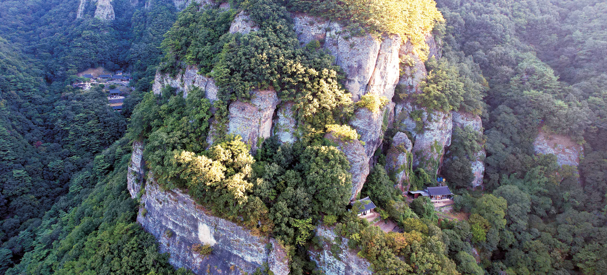 청량산 누각서 만나는 장쾌한 경관… ‘근육질 암봉’ 파노라마로 펼쳐진다[박경일기자의 여행]