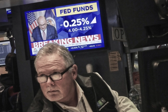 미국 연방준비제도(Fed)가 기준금리를 0.25%포인트 낮춘 17일 뉴욕증권거래소에서 트레이더 뒤편으로 금리 인하 소식을 전하는 TV 뉴스가 방영되고 있다.  AP 연합뉴스