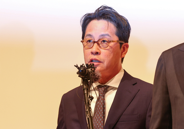조좌진 롯데카드 대표이사가 18일 서울 중구 부영태평빌딩에서 해킹 사고로 인한 고객 정보 유출사태에 대한 사과문을 읽고 있다. 연합뉴스