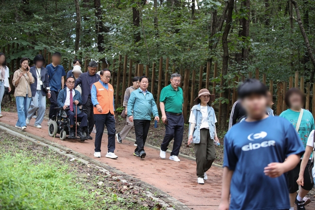 남양주시는 지난 18일 광릉숲 일대에서 장애인과 비장애인이 함께 걷고 공감하는 ‘마음이 걷는 슬로우 트래킹’ 대회를 하고 있다. 남양주시 제공