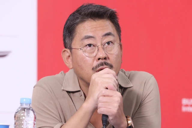 18일 부산 해운대구 영화의전당에서 열린 ‘제30회 부산국제영화제 경쟁 심사위원 기자회견’에서 심사위원장인 나홍진 감독이 질문에 답하고 있다. 연합뉴스