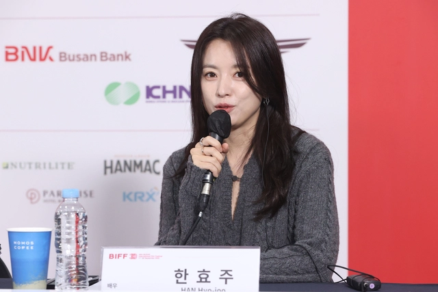 18일 부산 해운대구 영화의전당에서 열린 ‘제30회 부산국제영화제 경쟁 심사위원 기자회견’에서 심사위원인 배우 한효주가 질문에 답하고 있다. 연합뉴스