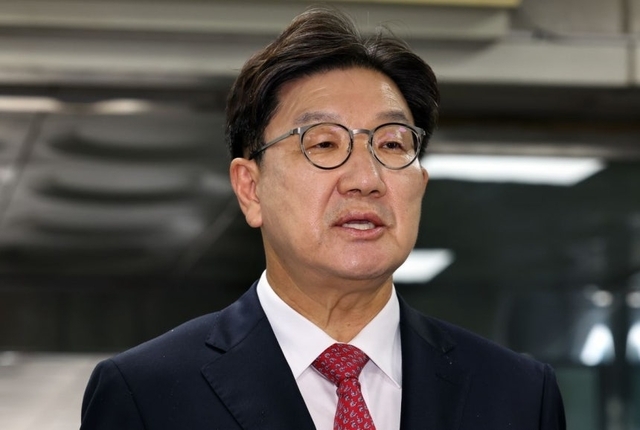 권성동 국민의힘 의원이 16일 서울 서초구 서울중앙지법으로 구속 전 피의자 심문(영장실질심사)을 받기 위해 이동하며 발언하고 있다. 뉴시스