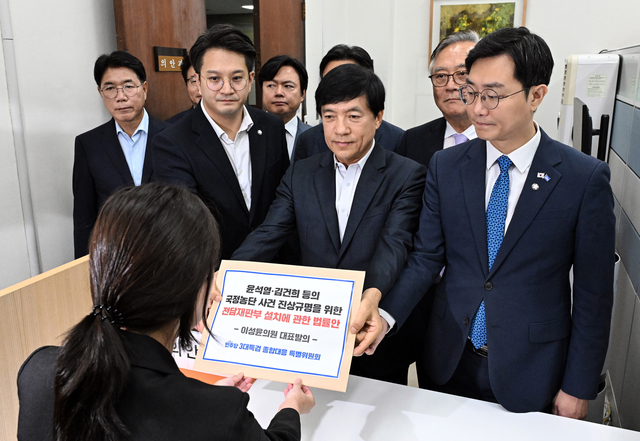 더불어민주당 3대특검 종합대응 특별위원회 이성윤 의원 등이 18일 국회 의안과에 ‘윤석열·김건희 등의 국정농단 사건 진상규명을 위한 전담재판부 설치에 관한 법률안’을 제출하고 있다. 국회사진기자단