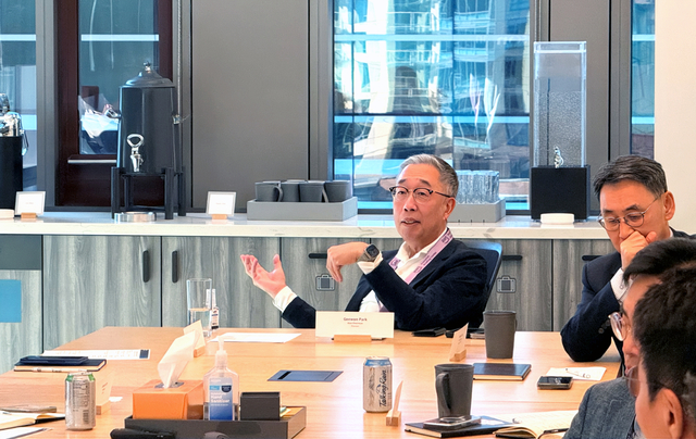 박지원(가운데) 두산그룹 부회장이 22일 미국 시애틀 아마존 본사를 방문해 인공지능(AI) 기반 경영혁신 사례에 대한 질문을 하고 있다. 두산 제공