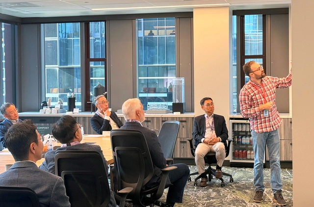 박지원 두산그룹 부회장을 비롯한 두산 경영진이 22일 미국 시애틀 아마존 본사를 방문해 담당자로부터 인공지능(AI) 기반 혁신 사례와 기술에 대한 설명을 듣고 있다. 두산 제공