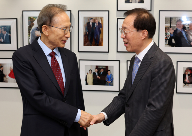 이석연 국민통합위원장이 23일 서울 서초구 청계재단 사무실에서 이명박 전 대통령을 만나 인사하고 있다. 공동취재