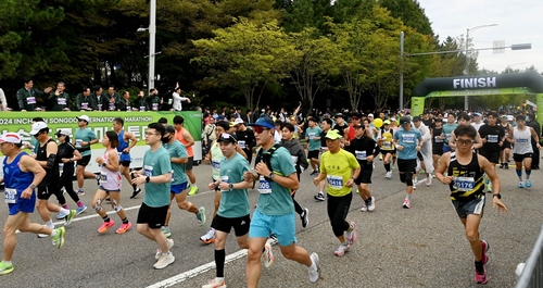 지난해 10월 인천 송도국제도시에서 열린 마라톤대회에서 참가자들이 도로를 달리고 있다.
인천시청 제공