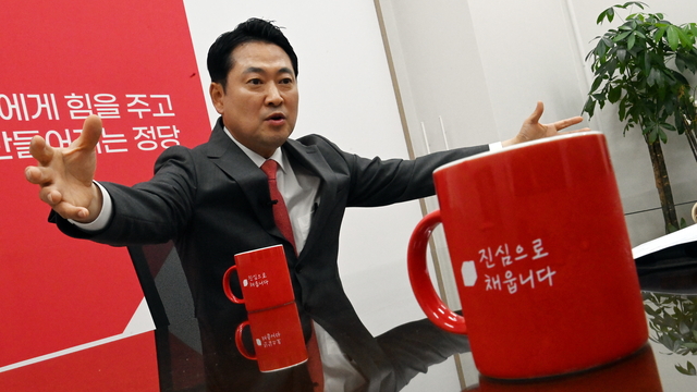 장동혁 국민의힘 대표가 지난 22일 국회 당 대표실에서 진행된 문화일보 파워인터뷰에서 대여 투쟁 전략 등을 밝히고 있다.  곽성호 기자