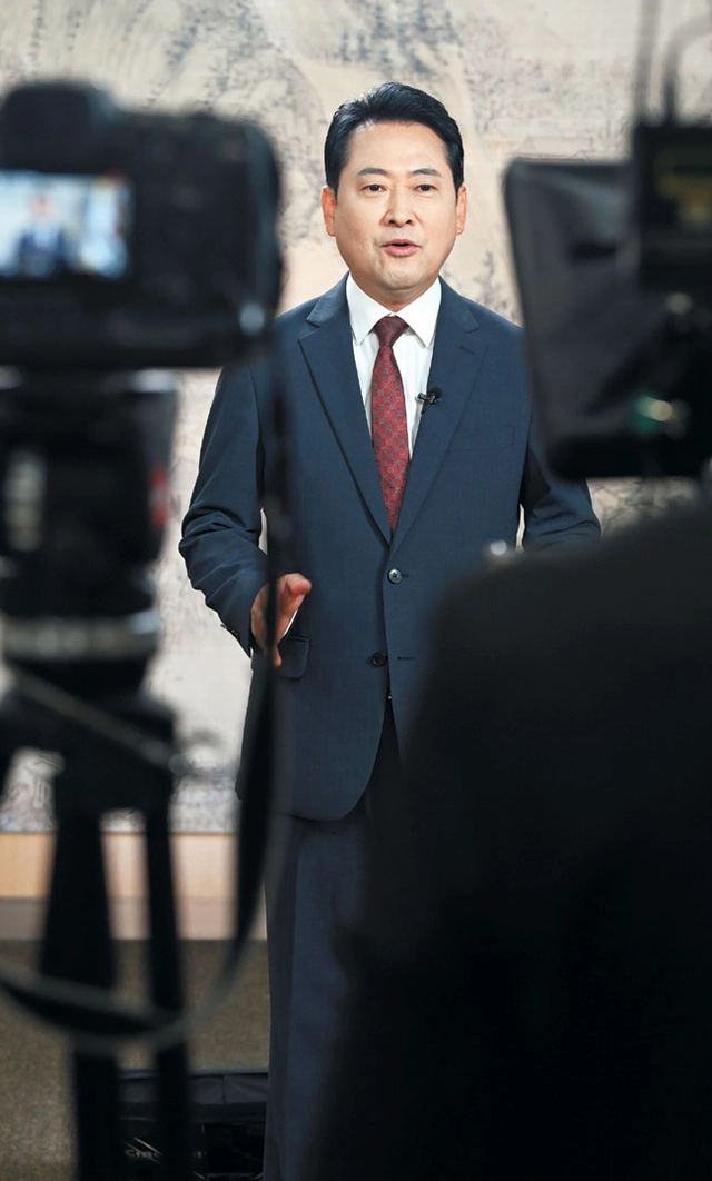 장동혁 국민의힘 대표가 23일 국회에서 추석 귀성인사를 녹화하고 있다.  곽성호 기자