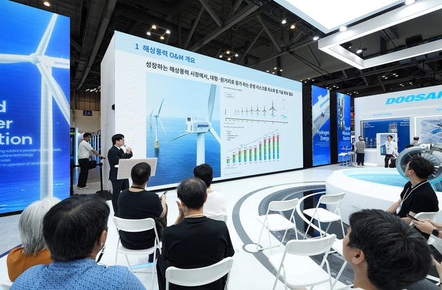 ‘기후산업국제박람회(WCE 2025)’에서 두산에너빌리티의 해상풍력 설비 유지·보수(O&M) 플랫폼이 소개되는 모습.  두산에너빌리티 제공