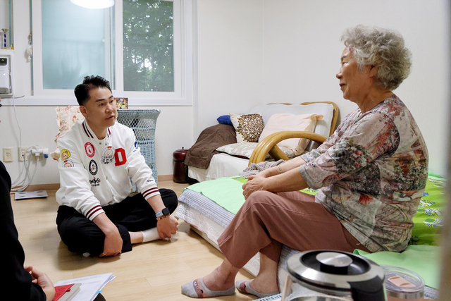 오언석(왼쪽) 도봉구청장이 지난 9월 24일 지역 내 소외이웃을 찾아 추석 명절 인사를 전하고 있다. 도봉구청 제공