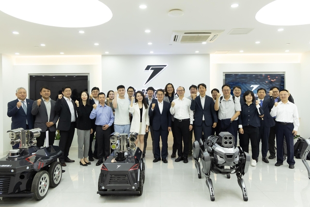 지난 23일 중국 충칭(重慶)시에 자리한 로봇기업 세븐스로보틱스에서 김동연(가운데) 경기지사와 국내 인공지능(AI) 선도기업 임직원들이 세븐스로보틱스 측 관계자들과 기념촬영을 하고 있다. 경기도청 제공