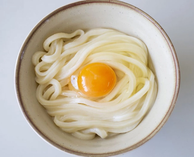 달걀노른자로 달을 표현한 제주 우동카덴의 쓰키미우동. 