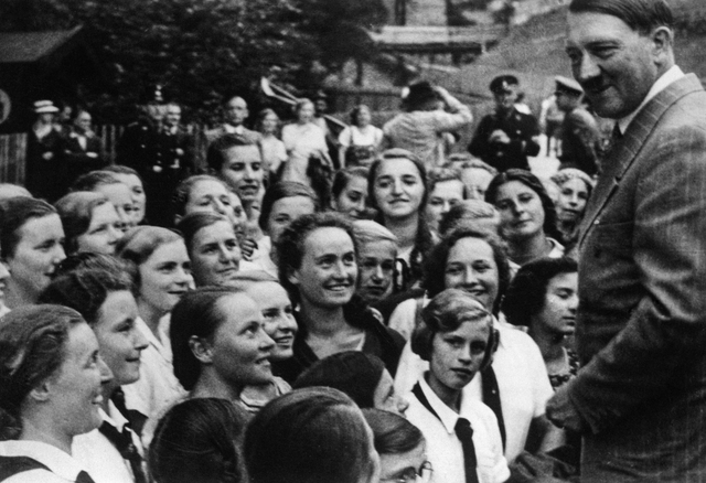 독일소녀연맹 앞에 선 아돌프 히틀러의 모습. 영국 작가 로런스 리스의 ‘나치 마인드’에 따르면 히틀러는 나치즘을 퍼트리기 위해 독일소녀연맹 등을 통해 불황으로 일자리를 잃은 청년들에게 소속감을 고양시켰다.    책과함께 제공