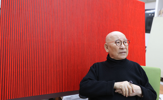 한국 현대미술을 대표하는 단색화 거장으로 세계 미술계에 널리 알려진 박서보 화백이 지난 2018년 연작 시리즈 ‘묘법(描法)’을 배경으로 자신의 작품 세계를 설명하고 있다.   연합뉴스