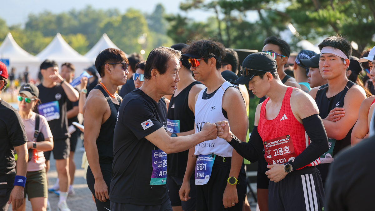 보훈장터를 앞두고 물품을 점검하는 권오을 장관