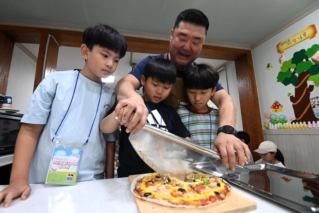 부여군의 양송이로 아이들이 피자만들기 체험을 하고 있다. 문호남 기자