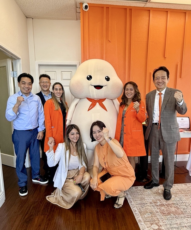 지난달 24일(현지시간) 365mc 임원진과 미국 LA점 관계자들이 개원 기념촬영을 하고 있다. 365mc제공
