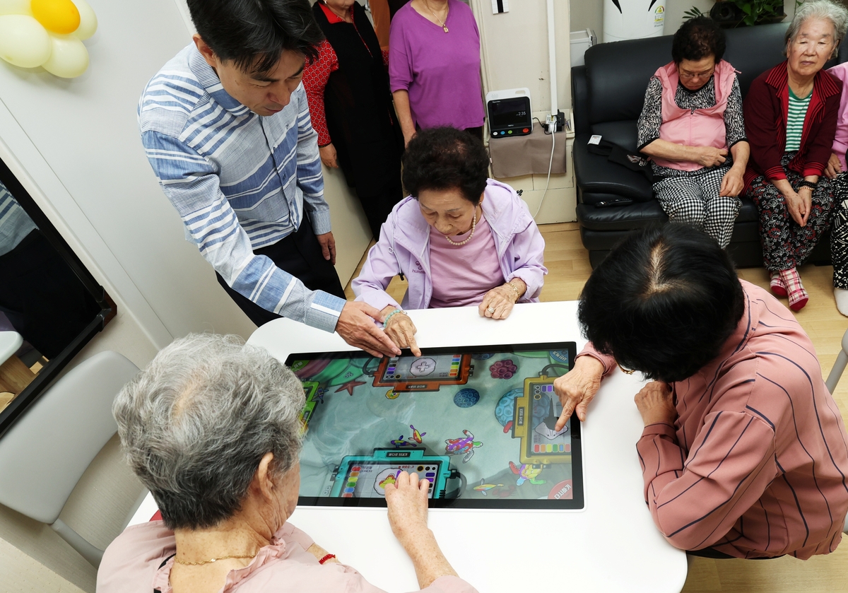 건강도, 여가도 스마트한데, 누가 디지털 취약계층이래?…노원구, IoT 기술 접목한 맞춤형 <스마트 경로당> 개소 | 문화일보