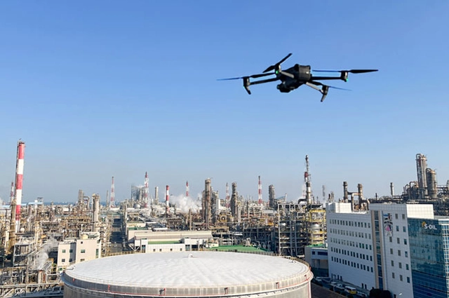 드론이 높이 100m 이상의 플레어 스택(공정의 폐가스를 처리하기 위한 굴뚝 모양의 연소장치)을 점검하고 있다.  에쓰오일 제공