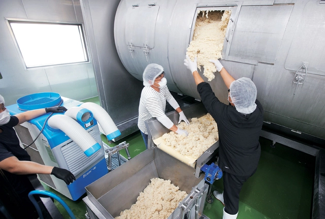 다도참주가의 찜기에서 고두밥을 덜어내는 모습.
