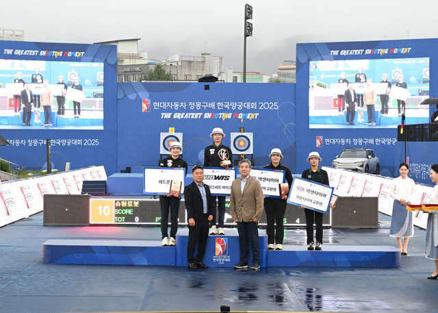 장재훈(앞줄 오른쪽) 현대차그룹 부회장이 3일 광주 동구 5.18 민주광장 특설경기장에서 열린 ‘현대차 정몽구배 한국양궁대회 2025’ 여자 리커브 수상자들과 시상식 후 기념촬영을 하고 있다.현대차그룹 제공