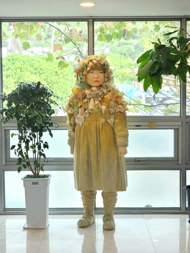 박형오 (전남대 교수) 작가의 ‘그녀를 위한 위로’(70×50×192cm, FRP, 삼베). 평생 삼베를 짜다 작가 곁을 떠난 어머니를 추모하며 만든 작품이다. 크리스찬메모리얼파크 제공
