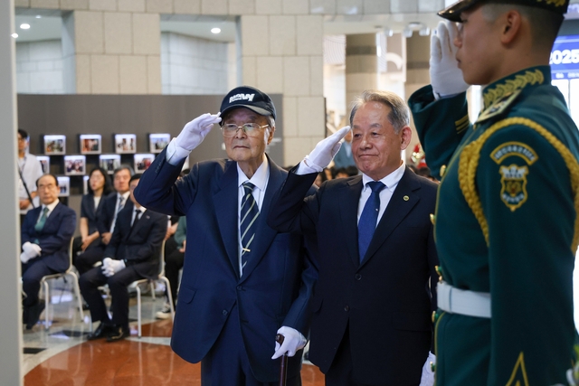안병태(왼쪽) 제20대 해군참모총장과 최윤희(왼쪽 두번째) 제38대 합동참모의장이 지난 2일 오후 서울 용산 전쟁기념사업회 10월 호국인물 박옥규 제독 현양행사에서 헌화 후 경례하고 있다. 전쟁기념사업회 제공