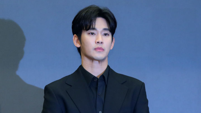 배우 김수현이 31일 오후 서울 마포구 스탠포드호텔에서 기자회견에서 인사하고 있다. [뉴시스]
