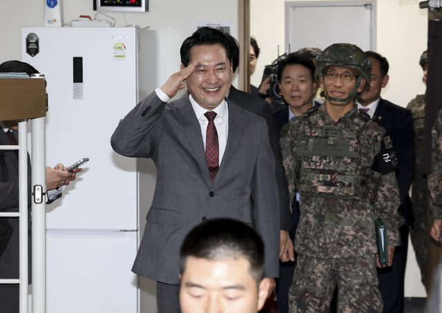 장동혁 국민의힘 대표가 지난달 30일 경기 포천시 육군 제6보병사단 2여단 GOP대대를 방문해 장병들에게 인사하고 있다. 연합뉴스