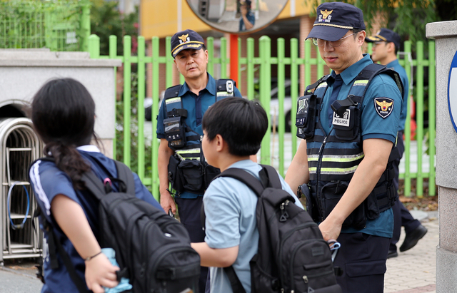 초등학생 납치 미수 등 아동 대상 범죄가 잇따르는 가운데 12일 대구 동구 한 초등학교 앞에서 동촌지구대, 기동순찰대가 예방 순찰을 하고 있다. 뉴시스