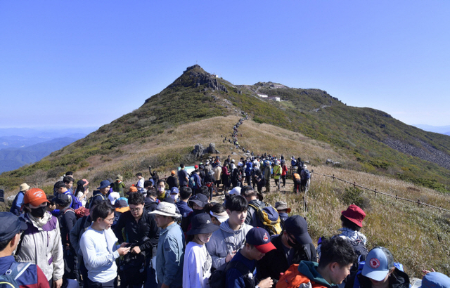 무등산 정상에 오른 광주 시민들