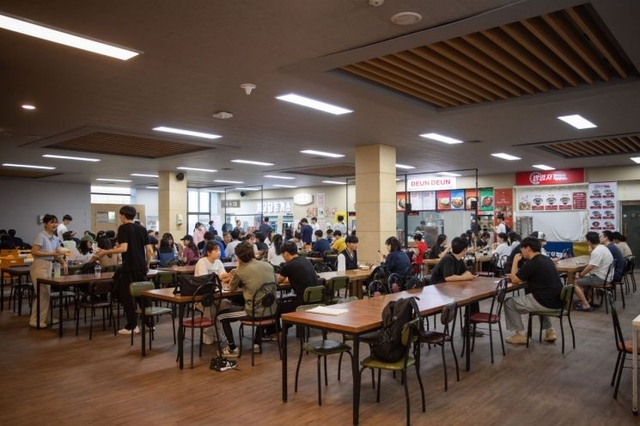 아침밥을 먹는 전주대 학생들. 전주대