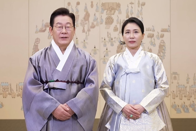 이재명 대통령과 김혜경 여사가 4일 영상 메시지를 통해 국민들에게 추석 명절 인사를 하고 있다.  KTV