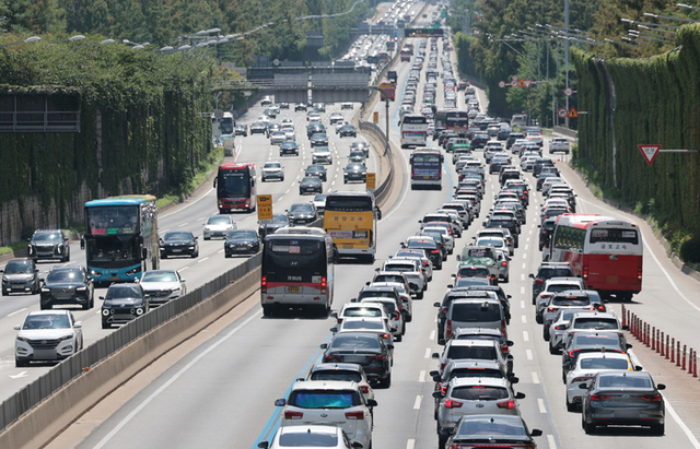 서울 서초구 잠원IC 인근 경부고속도로에서 차량이 정체를 빚고 있다. 연합뉴스