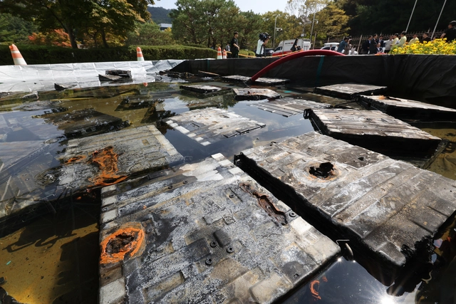 지난 1일 오후 대전 유성구 국가정보자원관리원 화재현장에 설치된 외부 냉각 침수조의 리튬이온 배터리에서 화학작용으로 인한 기포가 올라오고 있다.  뉴시스