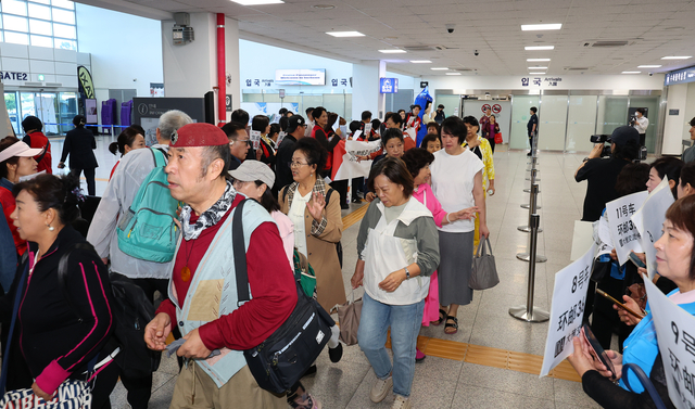 중국인 단체관광객 무비자 입국 첫날인 29일 오전 인천 연수구 인천항 국제크루즈터미널에 중국인 단체 크루즈관광객들이 입국하고 있다. 연합뉴스