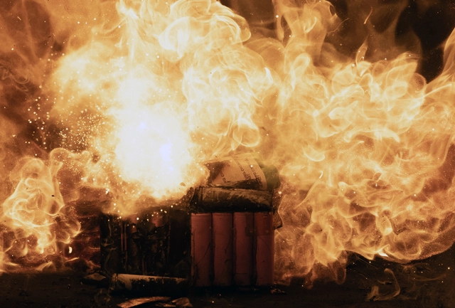 지난해 6월 대구 서구 가드케이 대구공장에서 열린 ‘리튬 배터리 화재 전용 소화장치 시연’에 앞서 원통형 리튬 배터리에 열폭주 현상이 발생하고 있다. 뉴시스