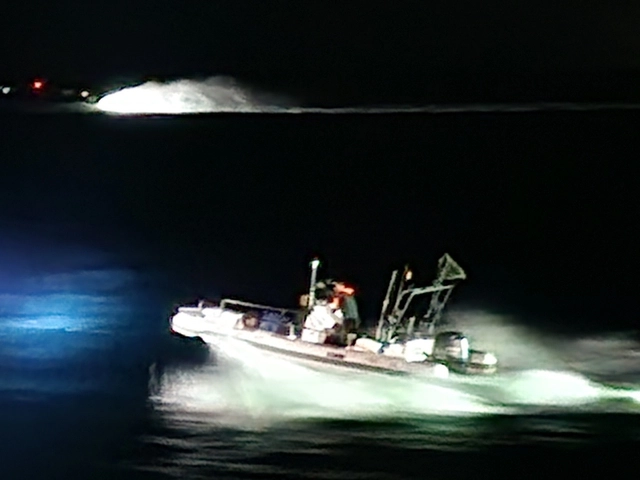 6일 오전 레저보트를 타고 충남 태안 해역을 통해 밀입국하려면 중국 국적 8명이 검거돼 경찰 조사를 받고 있다. 태안해양경찰서 제공